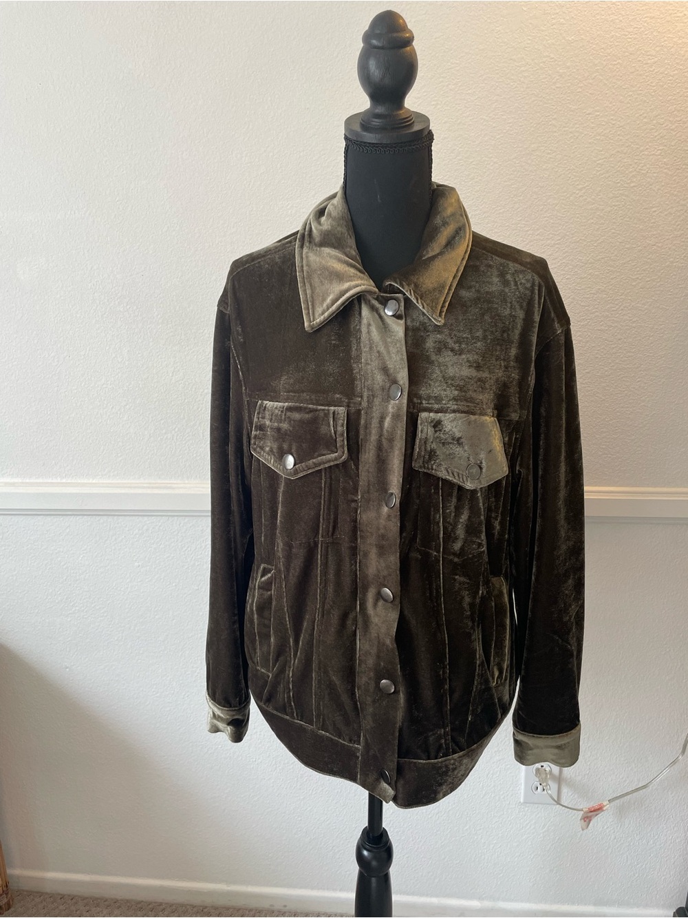 Velvet Bomber
Jacket Zip/Botton Up Front Oversized